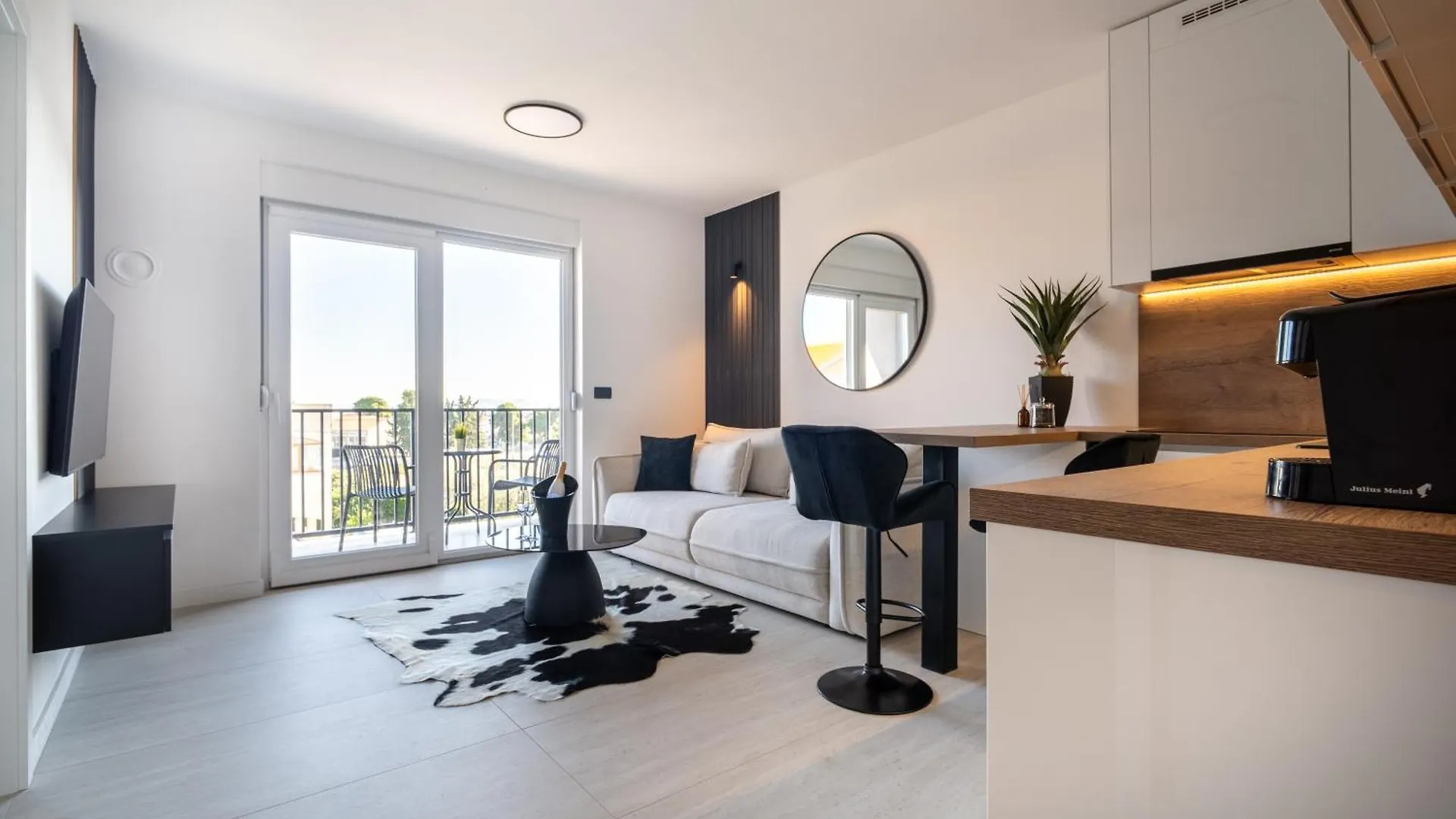 Bellamare Brand New Apartment زادار