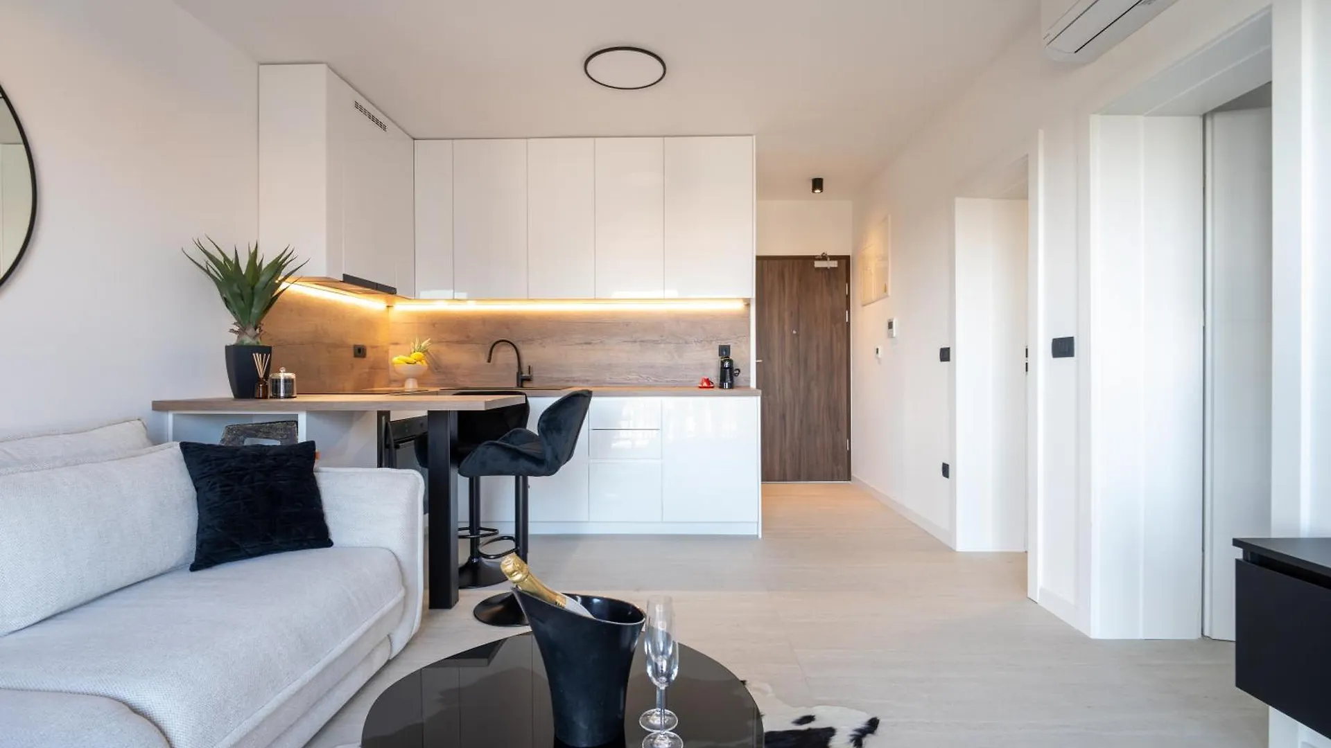 Bellamare Brand New Apartment زادار